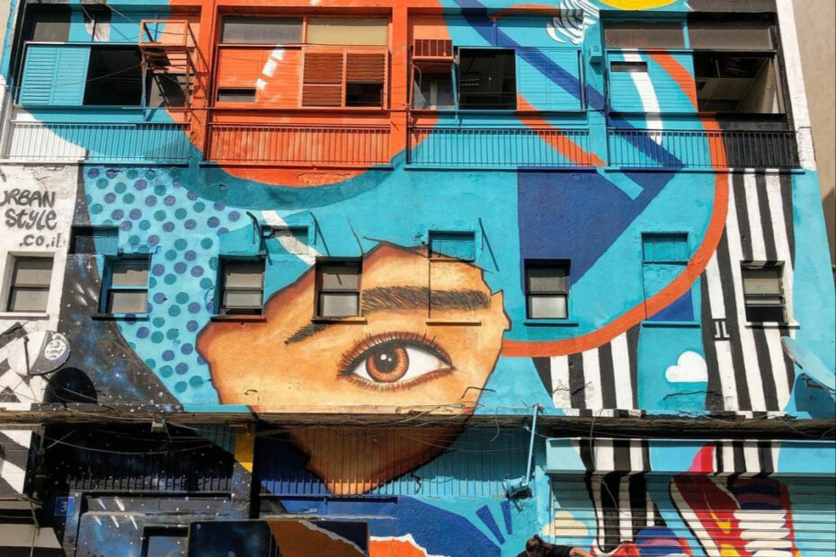 גרפיטי על בניין בתל אביב בעיצוב UrbanStyle, ציור קיר רחב שמחזק את האוויר העירוני