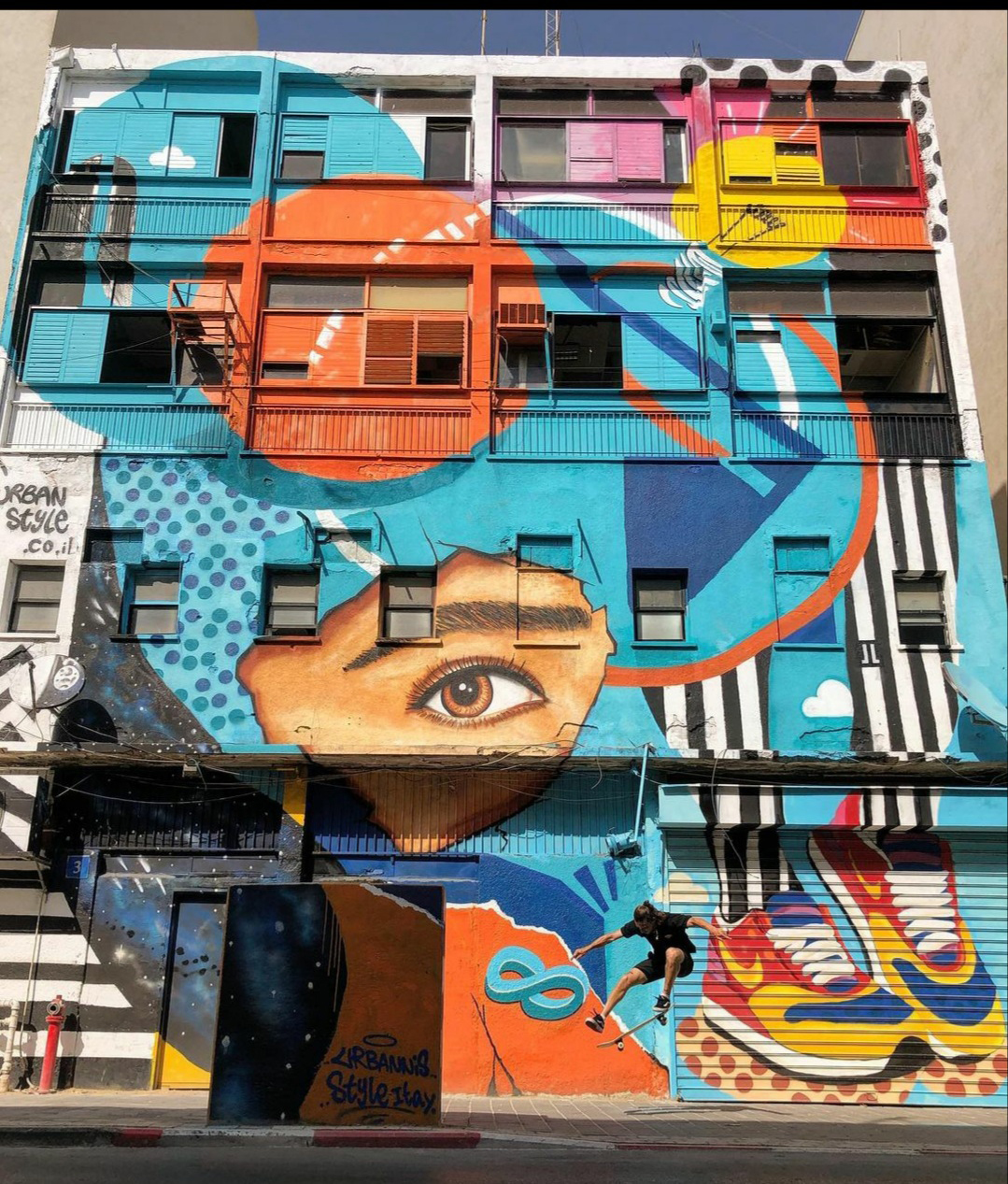 גרפיטי על בניין בתל אביב בעיצוב UrbanStyle, ציור קיר רחב שמחזק את האוויר העירוני