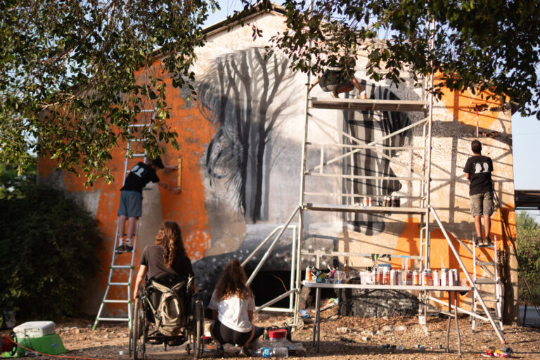 אמן גרפיטי מסטודיו אורבנסטייל מצייר פורטרט עבור קליפ של הפיל הכחול. אמנות רחוב ישראל, ציורי קיר וגרפיטי בישראל להפקות מדיה.