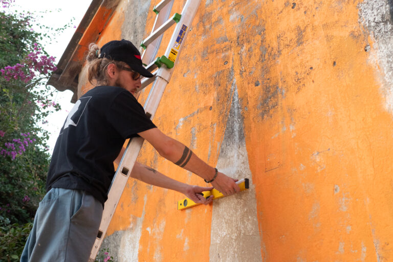 אמן גרפיטי מסטודיו אורבנסטייל מצייר פורטרט עבור קליפ של הפיל הכחול. אמנות רחוב ישראל, ציורי קיר וגרפיטי בישראל להפקות מדיה.