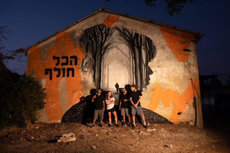 אמן גרפיטי מסטודיו אורבנסטייל מצייר פורטרט עבור קליפ של הפיל הכחול. אמנות רחוב ישראל, ציורי קיר וגרפיטי בישראל להפקות מדיה.