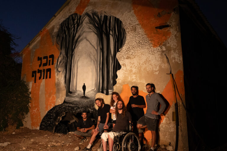 אמן גרפיטי מסטודיו אורבנסטייל מצייר פורטרט עבור קליפ של הפיל הכחול. אמנות רחוב ישראל, ציורי קיר וגרפיטי בישראל להפקות מדיה.