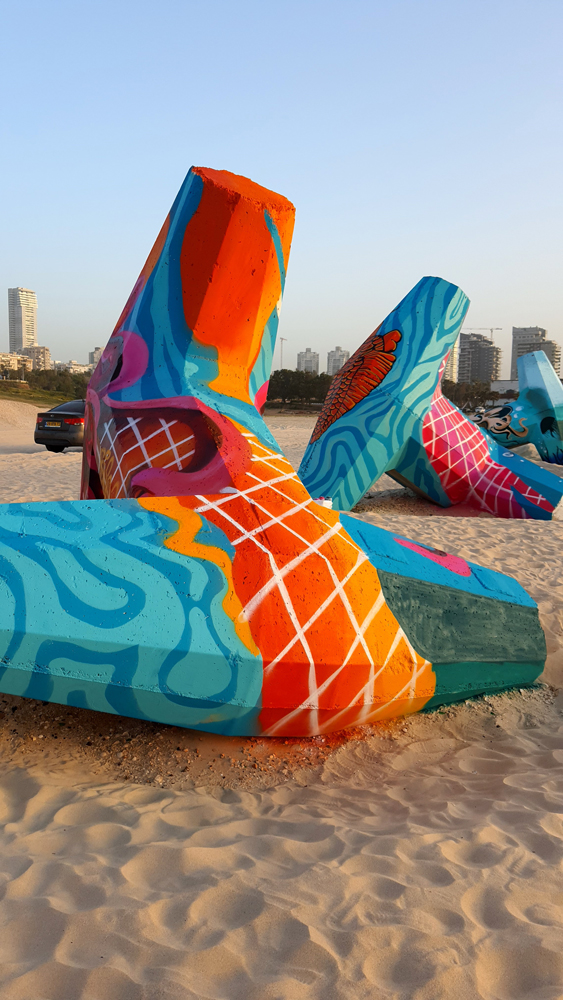 אמן גרפיטי מסטודיו אורבנסטייל מבצע ציורי גרפיטי וציורי קיר לעסקים. פרויקט גרפיטי ישראל ואמנות רחוב על שוברי גלים, ציור קיר לחברה באשדוד.