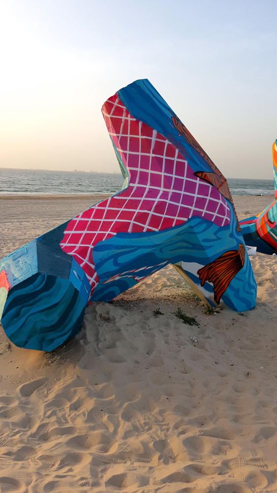 אמן גרפיטי מסטודיו אורבנסטייל מבצע ציורי גרפיטי וציורי קיר לעסקים. פרויקט גרפיטי ישראל ואמנות רחוב על שוברי גלים, ציור קיר לחברה באשדוד.